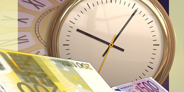 200 Euro and 500 Euro note in front of a gold-coloured clock
